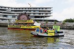 Wasserdemo auf der Elbe (Foto: Greenpeace/PressMedia)