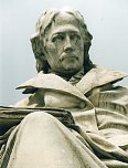 Humboldt-Statue vor der Uni in Berlin (Foto: Archiv Kneffel)