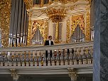 Pascal Salzmann an der Hey-Orgel (Foto: J. Kieper)