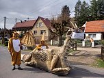 Osterhase "fliegt" auf dem Drachen durchs Dorf (Foto: privat)
