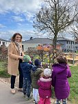 Jana Zöller bestaunt die Osterbasteleien der Kita „Sonnenschein“ in Bielen gemeinsam mit den Kindern (Foto: Katrin Bergmann)