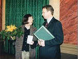 Übergabe des Verdienstordens an die Dichterin Sarah Kirsch durch Ministerpräsident Dieter Althaus (Foto: H. Kneffel)