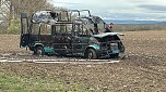 Kleinbus brannte an einem Feld bei Rockensußra vollkommen aus (Foto: Silvio Dietzel)