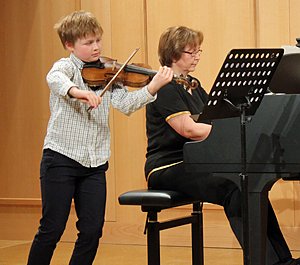 „Noten mit Dip“ im April präsentiert junge Violinisten (Foto: Landesmusikakademie)