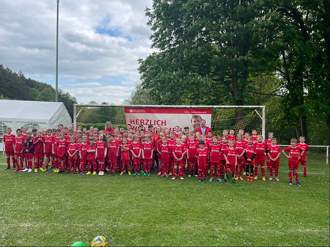 Die von der Kreissparkasse unterstützte Fußballschule startete heute in Sollstedt (Foto: Kreissparkasse Nordhausen)