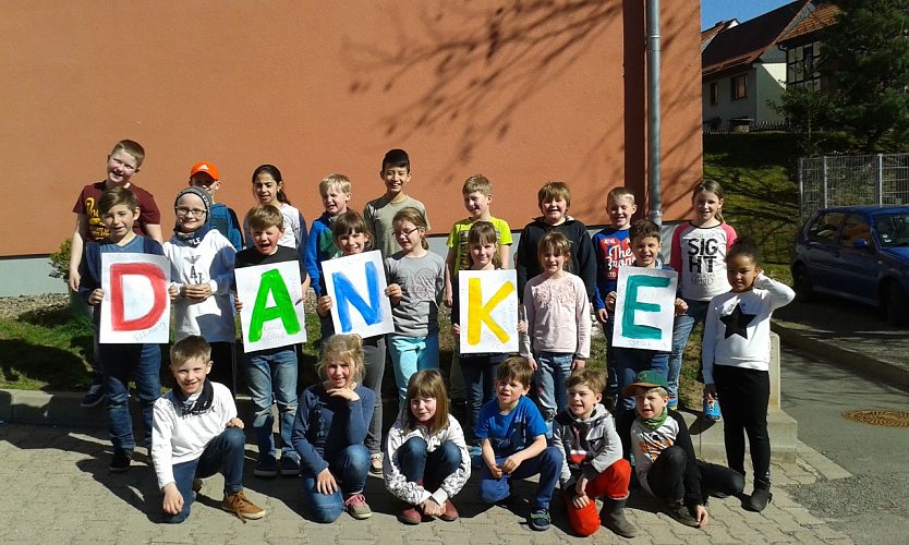 Die zweite Klasse der Grundschule Petersberg bedankt sich beim Theater (Foto: Inga Moritz)