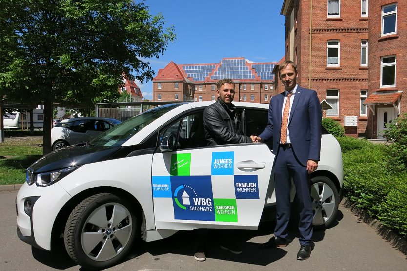 Geschäftsführer Eric Benkenstein nahm gemeinsam mit Sven Dörmann, Vorstand der WBG Südharz, das Fahrzeug für das Wohnquartier "Bochumer Hof" in Betrieb (Foto: WBG Südharz)