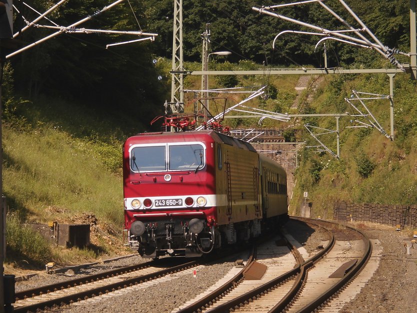 243 650-9 fährt mit den Luther-Express durch Blankenheim am 17.06.2017 (Foto: Bernd Thielbeer)