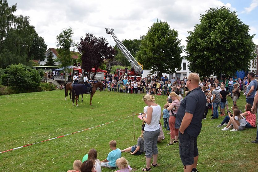 Besucher bei der Pferdevorführung (Foto: Polizei Göttingen)
