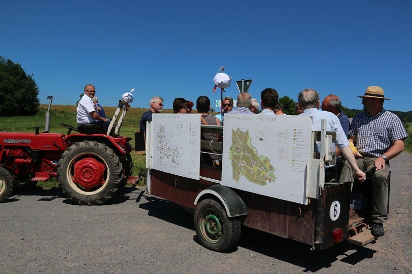 Die Jurymitglieder fuhren per Traktor durch Appenrode. (Foto: Susanne Schedwill)