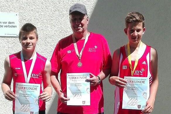 Trainer Jons Anhalt mit seinen beiden erfolgreichen Schützlingen Richard Pauluhn (links) und Sohn Josh (Foto: Uwe Tittel)