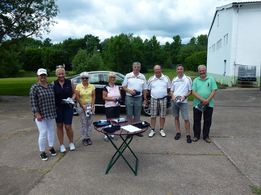 Ab aufs Grün hieß es vor kurzem wieder in Neustadt. Im Golfpark fand der zweite "BMW Fritze Golf Cup" statt. (Foto: Hans Leopold Holzapfel)