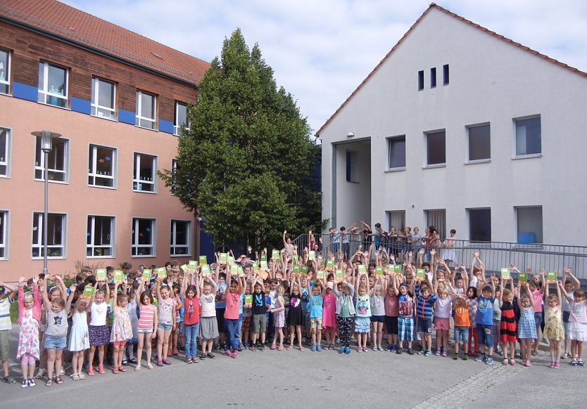 Neue Hausaufgabenhefte für 2500 Schüler (Foto: Pressestelle Landratsamt Nordhausen)