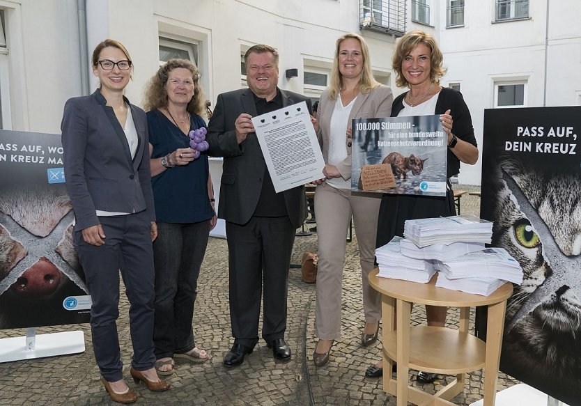 Übergabe der 200.000 Stimmen für eine Katzenschutzverordnung. Von links nach rechts: Nicole Maisch (Bündnis 90 / Die Grünen), Birgit Menz (Die Linke), Thomas Schröder (Deutscher Tierschutzbund), Christina Jantz-Herrmann (SPD) und Dagmar G. Wöhrl (CDU/CSU) (Foto: Deutscher Tierschutzbund)