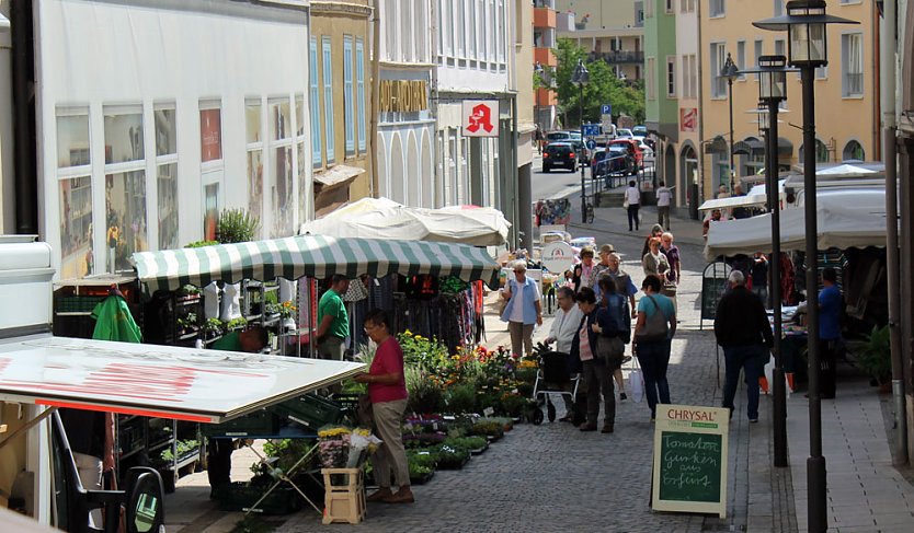 Wochenmarkt in der Fußgängerzone (Foto: Karl-Heinz Herrmann)