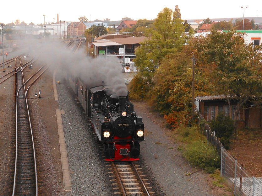 Einfahrt des HSB Sonderzuges vom Brocken am Abend des 23.09.2017 in Nordhausen.  Die Zuglok ist die 120 Jahre alte Malletlokomotive 99 5901 (ex NWE 11) (Foto: Bernd Thielbeer)