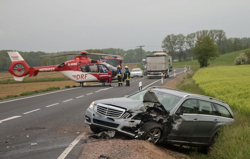 Schwerer Unfall auf der B243 (Foto: S. Tetzel)