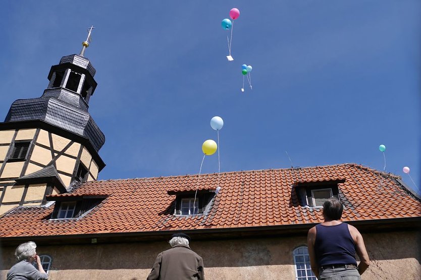 Luftballons mit Segensgrüße (Foto: Christiane Wiesemann)