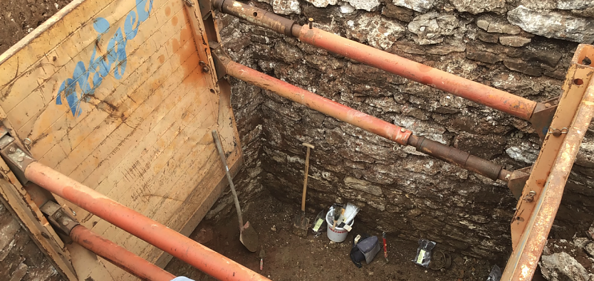 Hinter dem Theater fanden Archäologen jüngst einen mehrere Meter tiefen Schacht. Handelt es sich um den alten Töpferbrunnen? (Foto: agl)