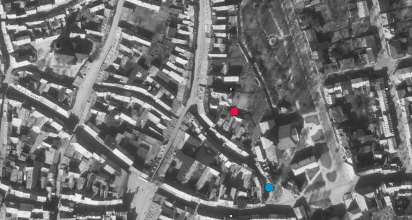 Luftbild von 1945: rot der aktuelle Fundort, blau der vermutete Standort des Brunnens (Foto: Steffen Iffland)