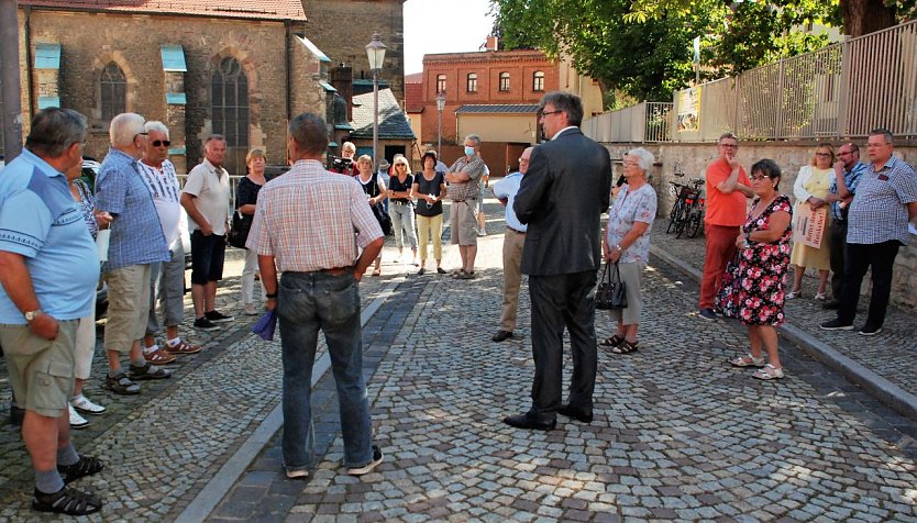 Bürgermeister Dirk Fuhlert (FBM; vorn Mitte) erklärte den Teilnehmern der Kundgebung der Freien Wähler, dass sie in der Sitzung des Stadtrates keine Fragen zum Thema Ratskeller stellen dürfen (Foto: J. Miche)