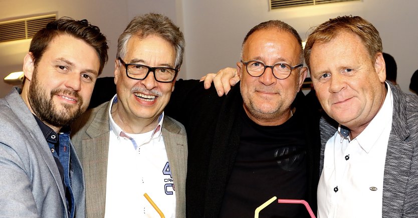 Michael John (2.v.l.) mit Wacker-Präsident Torsten Klaus, Uwe Rollfinke und Matthias Geidel (v.l.n.r.) (Foto: Bernd Peter)