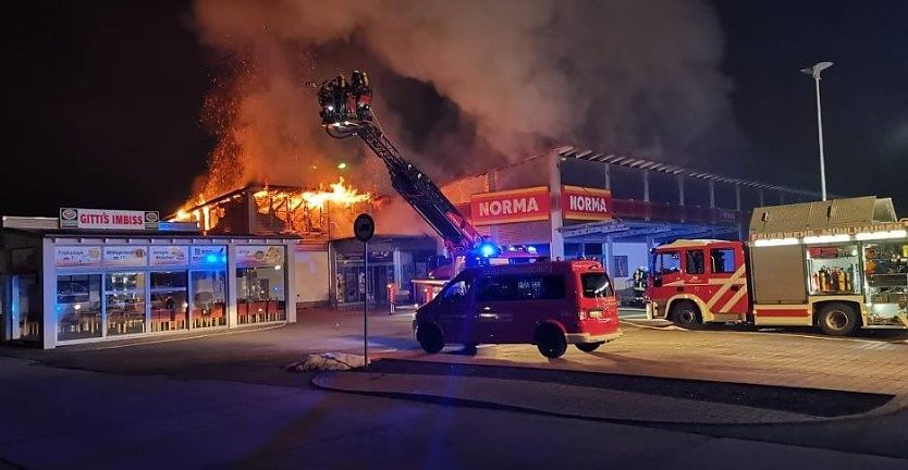 Feuerwehr gestern Abend in Mühlhausen im Einsatz (Foto: PI NDH)