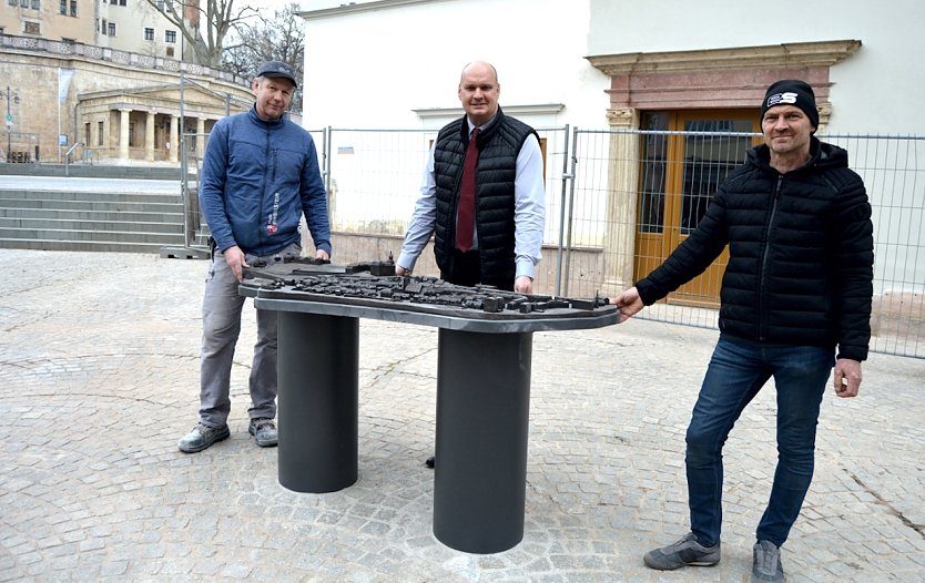 Maik Angelstein, l., Ulf Sander, r. , Bürgermeister Steffen Grimm übergibt Bronzemodell an die Stadt Sondershausen (Foto: Stadtverwaltung Sondershausen)