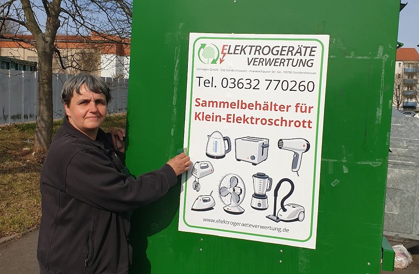 Sauberer Container neu beklebt- Mitarbeiterin Frau Heike Ehm half tatkräftig bei der Reinigung des Containers (Foto: Petra Hartung- Elektrogeräteverwertung Göllingen )