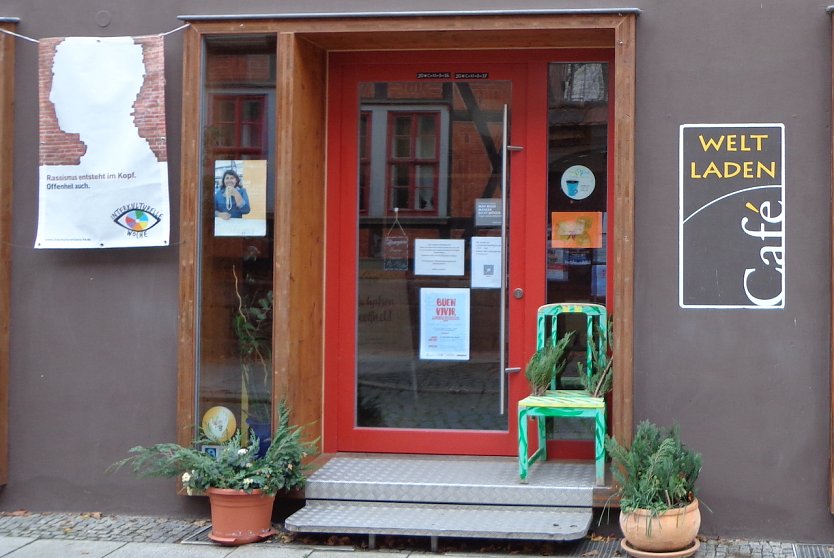 Der Weltladen in Nordhausen mit einem Werbeplakat für "Offenheit" (Foto: HG Backhaus)