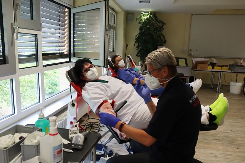 Sylvana Simon (links), Medizinisch-technische Laborassistentin in der Helios Klinik Hettstedt hat bereits zum 49. Mal ihr Blut gespendet  (Foto: Helios Klinik Hettstedt, Dagmar Mansfeldt  )