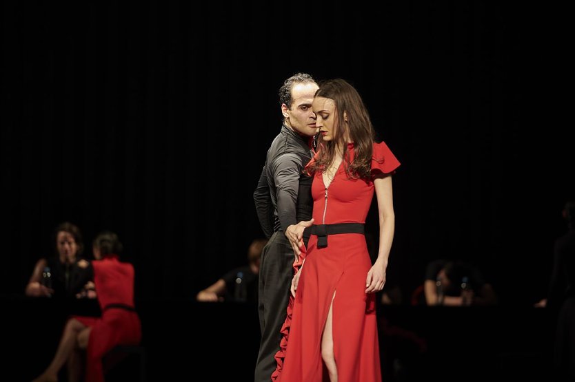 »Carmen«, mit Arsen Azatyan, Léa Périchon (Foto: Matthias Bau)