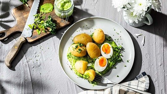 Kartoffel mit grüner Soße und Ei ist ein typisch hessisches Gericht.  (Foto: KMG/die-kartoffel.de)