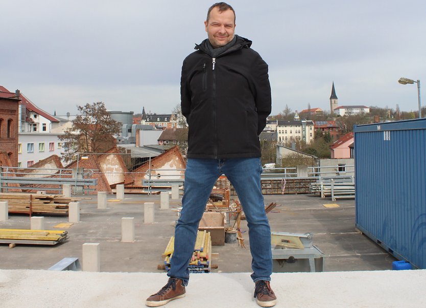 Architekt Tobias Winkler auf einer Baustelle in Nordhausen. (Foto: © NUV, Claudia Rheinländer)