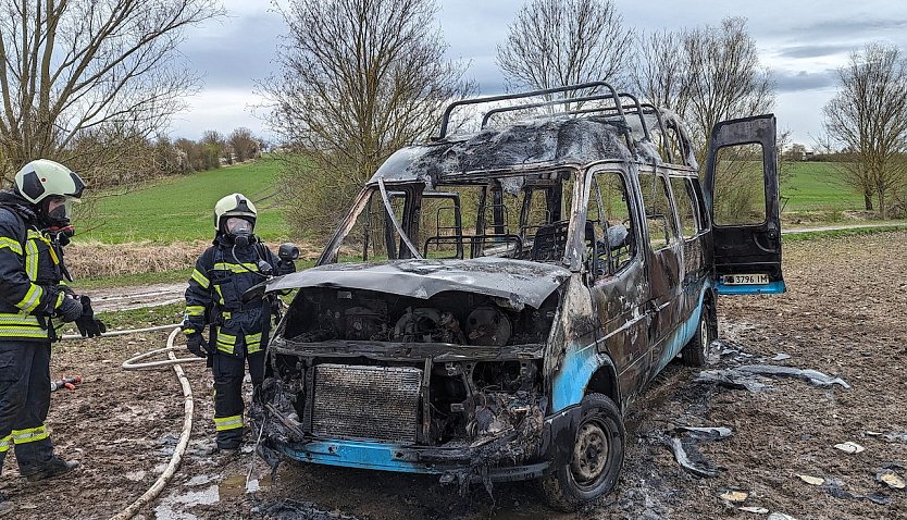 Kleinbus brannte bei Rockensußra vollkommen aus (Foto: Silvio Dietzel)
