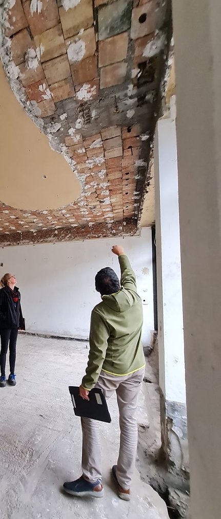 Bild: Architekt Detlef Schmidt zeigt den fehlerhaften Deckenverbund in einem der leeren L&auml;den.