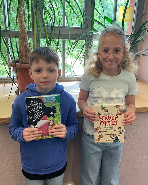 Bild: Lesespa&szlig; pur in der Stadt- und Kurbibliothek mit zwei Teilnehmern aus der Kurstadt Grundschule