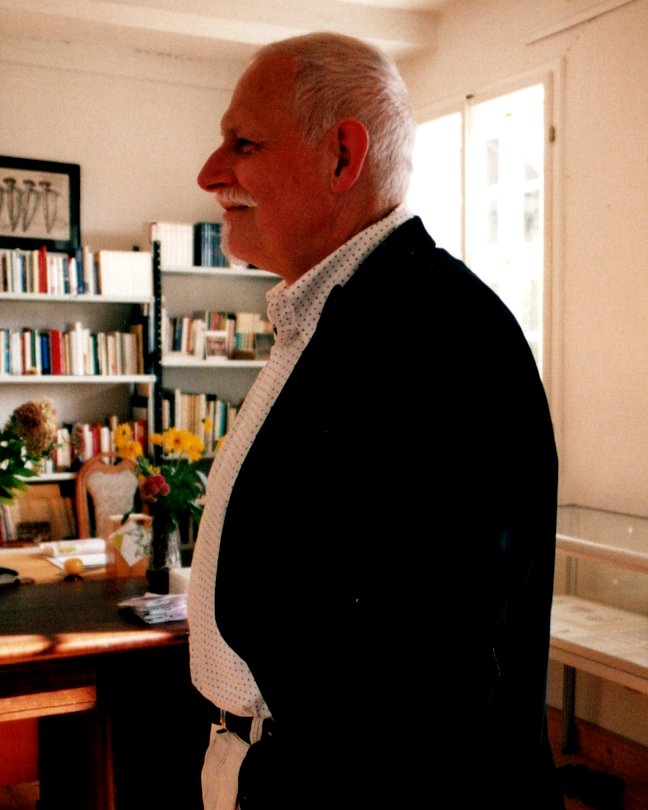 Bild: Gerd Mackensen in der Bibliothek der Dichterinnen und Dichter 2008 im Geburtshaus S. Ks. in Limlingerode