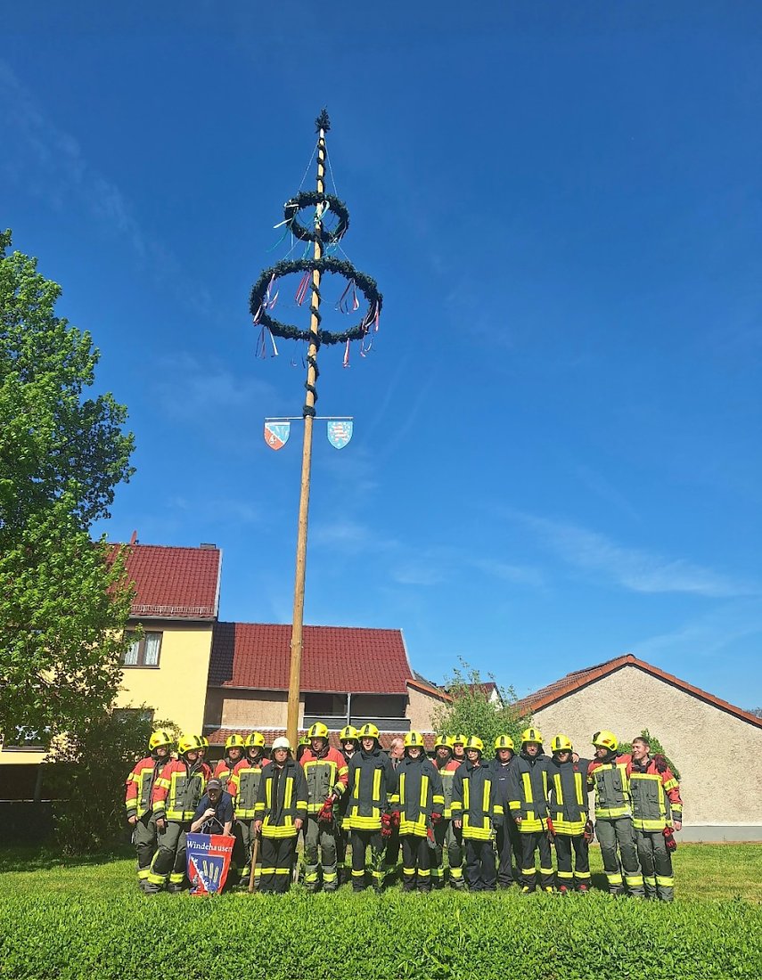 Bild: Einsatz erfolgreich: der Maibaum steht