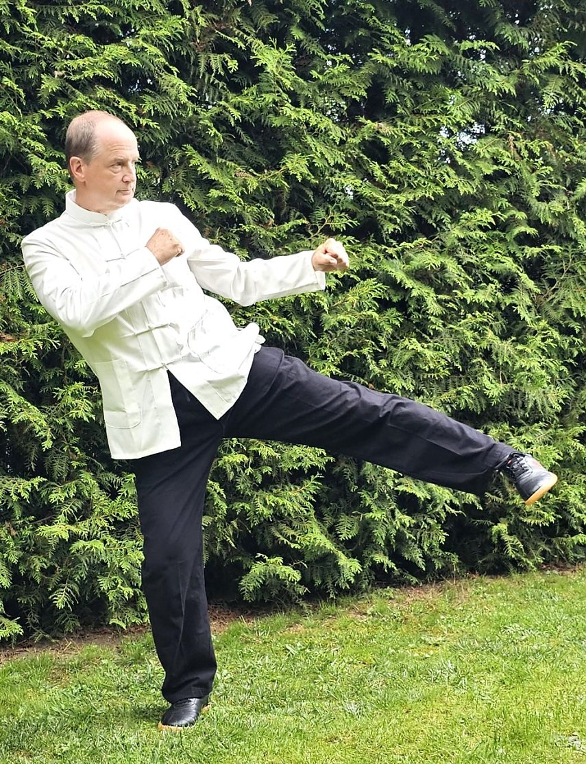 Bild: Das Foto zeigt den Fu&szlig;sto&szlig; seitw&auml;rts (Yoko-geri-kekomi), zu einem gewissen Nervendruckpunkt im Bereich des &auml;u&szlig;eren Oberschenkels.
