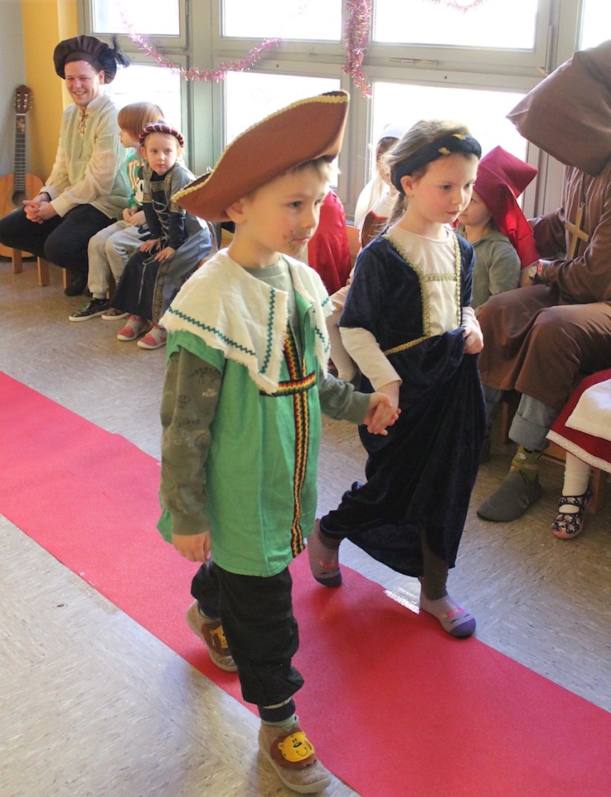Bild: Die Kinder der Kindervilla Bad Frankenhausen hatten Spa&szlig; bei ihrer keinen Modenschau