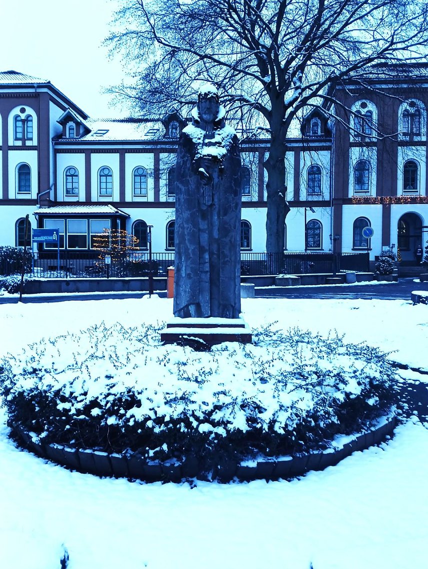 Bild: Neander�Denkmal (1985),�geschaffen�von�Eckhard�Maler,�an der�ehemaligen�Klosterschule�vor der�Neanderklinik. Vereinigte�Kirchen-�Klosterkammer�Erfurt, in Ilfeld-Harztor, Neanderplatz