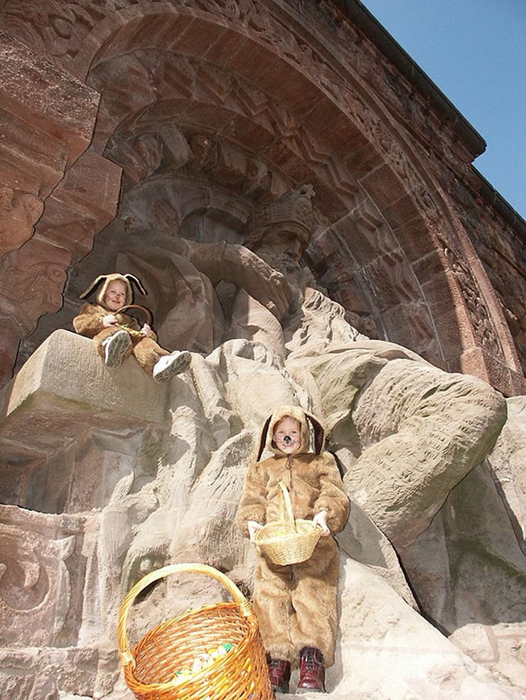 Bild: Gro&szlig;e Ostereiersuche am Kyffh&auml;user-Denkmal...