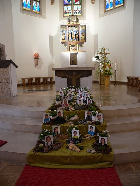 Bild: Vor dem Altar