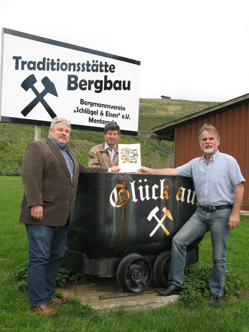 Bild: (v. r.) Landrat Harald Zanker &uuml;bergibt dem stellvertretenden B&uuml;rgermeister der Gemeinde Menteroda, Uwe Trautvetter, und dem Mitarbeiter der Gemeindeverwaltung einen Zuwendungsbescheid mit welchem die Finanzierung der Studie nun gesichert ist.