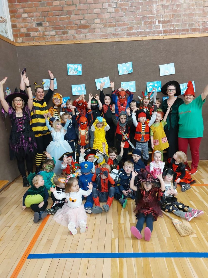 Bild: Buntes Treiben bei den Burgspatzen zum Fasching