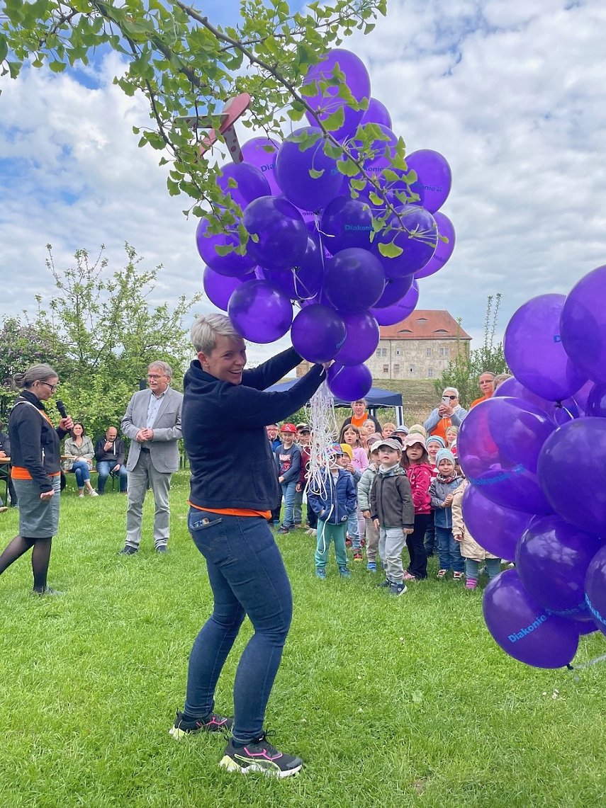Bild: 140 Luftballons stiegen in den Himmel