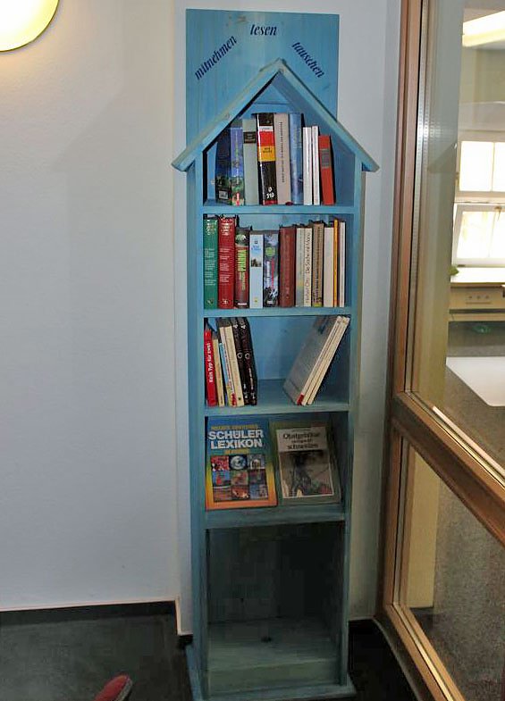 Bild: Erster &ouml;ffentlicher B&uuml;cherschrank