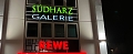 Blick auf die Fassade des Einkaufszentrums. (ssc)