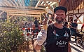 Marco Wohlenberg hatte heute alle H&auml;nde voll zu tun, der Andrang am neuen "Wohli's" war gro&szlig; (agl)